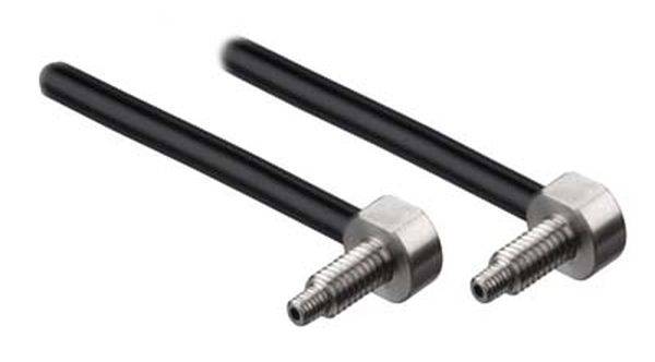 Zwei schwarze Antennen mit silbernen, metallischen Schraubverbindungen, nebeneinander liegend auf weißem Hintergrund.
