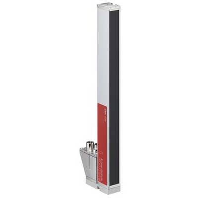 Metallisches, vertikales Gerät mit mehreren Anschlüssen. Es hat eine schwarze Frontfläche und rote Akzente.
