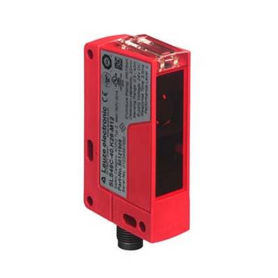Roter Sensor mit rechteckigem Gehäuse, Montagemöglichkeit unten. Etikett mit technischen Spezifikationen auf der Seite.