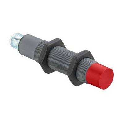 Ein zylindrischer Näherungssensor mit roter Kappe, Metallgewinde und zwei Sechskantmuttern zur Befestigung.