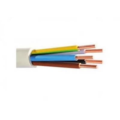 Ein abgeschnittenes Elektrokabel mit fünf verschiedenfarbigen Adern: gelb-grün, blau, braun und schwarz, aus der Isolierung herausragend.