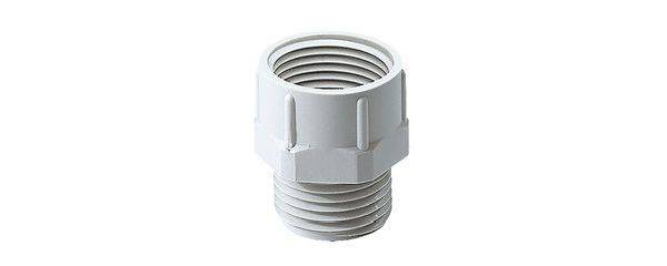 Ein weißer, zylindrischer Adapter mit Gewinde an beiden Enden, möglicherweise aus Kunststoff, verwendet zum Verbinden von Rohren.