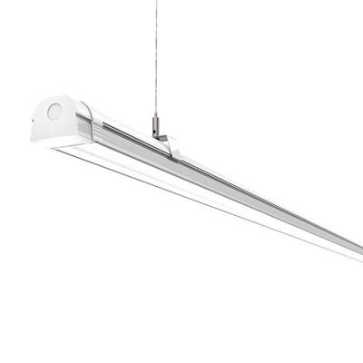 Ein modernes, längliches LED-Licht, das an einem Metallseil hängt. Es ist schlicht gestaltet und zeigt eine energieeffiziente Beleuchtungslösung.