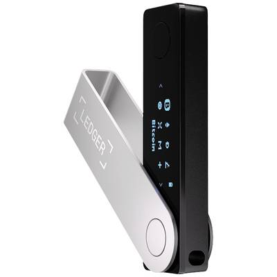 Kleines, schwarzes Gerät mit klappbarem Metallbügel, Display zeigt Menüsymbole und das Wort 'Bitcoin'. Markenname 'LEDGER' auf Metall.