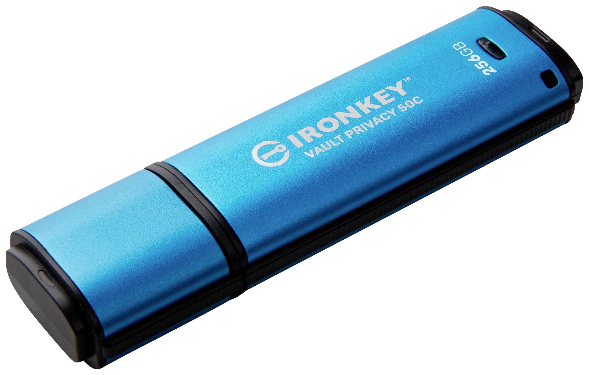 Ein blauer USB-Stick mit der Aufschrift 'IronKey Vault Privacy 50C, 256GB', sprich ein verschlüsseltes Speichermedium.