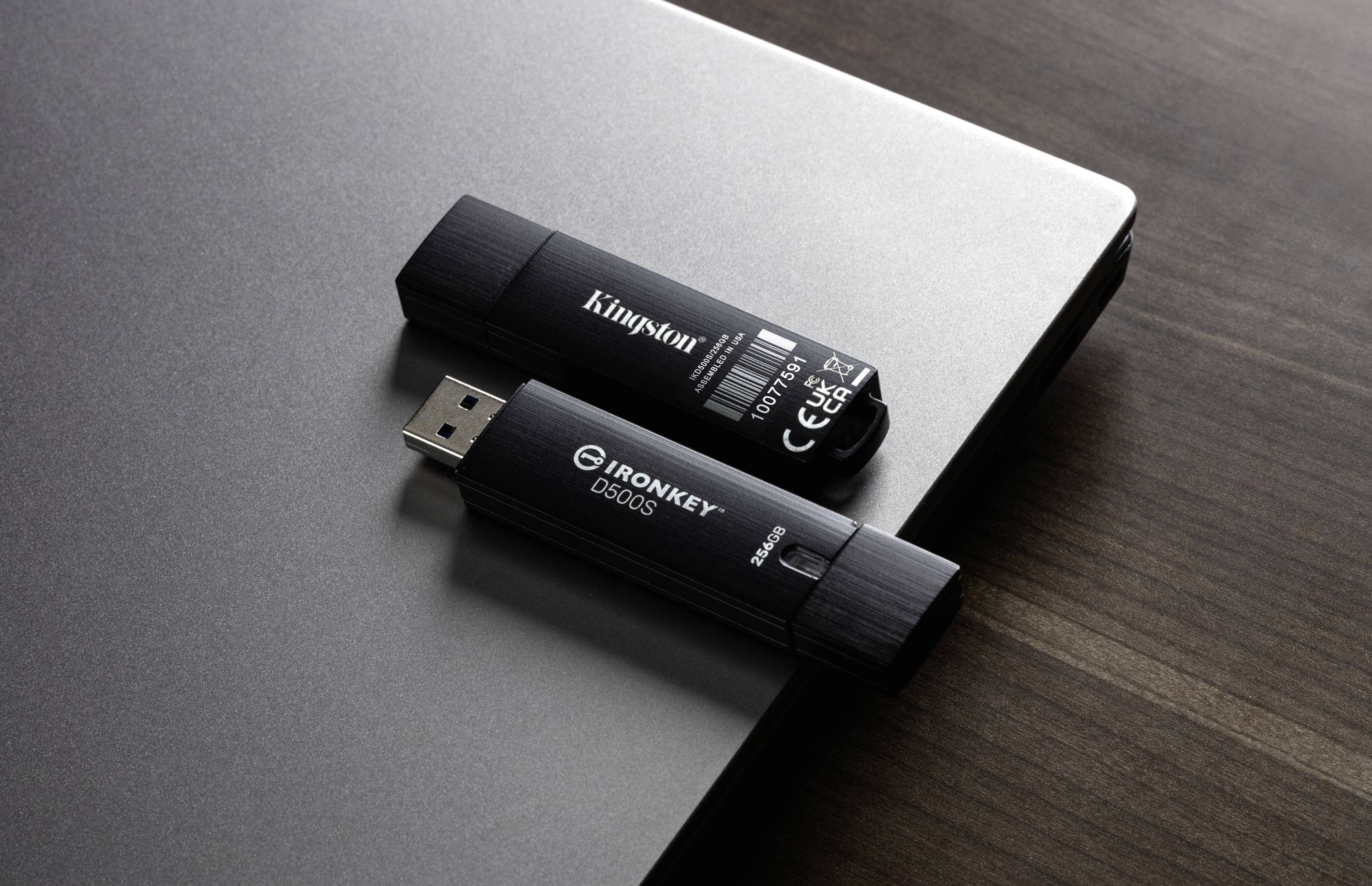 Zwei USB-Sticks liegen nebeneinander auf einem Laptop. Die Markenaufschrift 'IronKey' und 'Kingston' sind erkennbar.