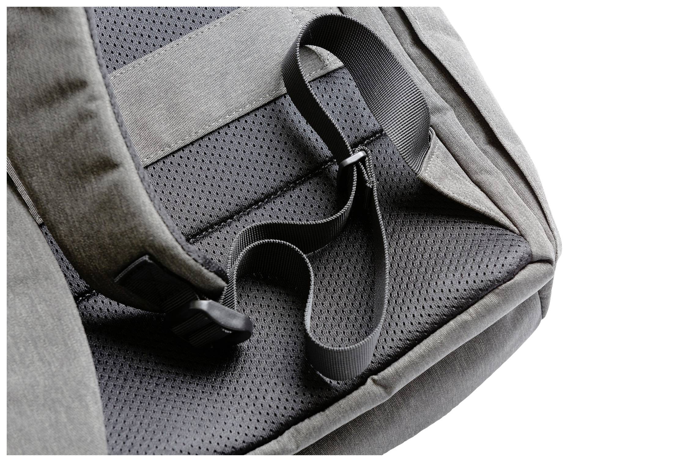 Grauer Rucksack mit verstellbarem Schultergurt und atmungsaktivem Netzgewebe auf der Rückseite.