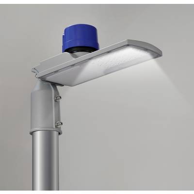 Eine moderne, silberfarbene LED-Straßenlaterne mit blauem Sensor oben, die in einem hellen Innenraum montiert ist und Licht nach unten strahlt.