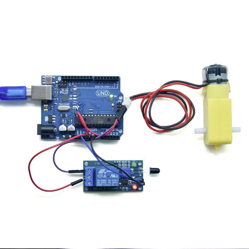 Ein Arduino-Board ist mit einem gelben Motor verbunden, wobei ein Relaismodul zur Steuerung dazwischen geschaltet ist.