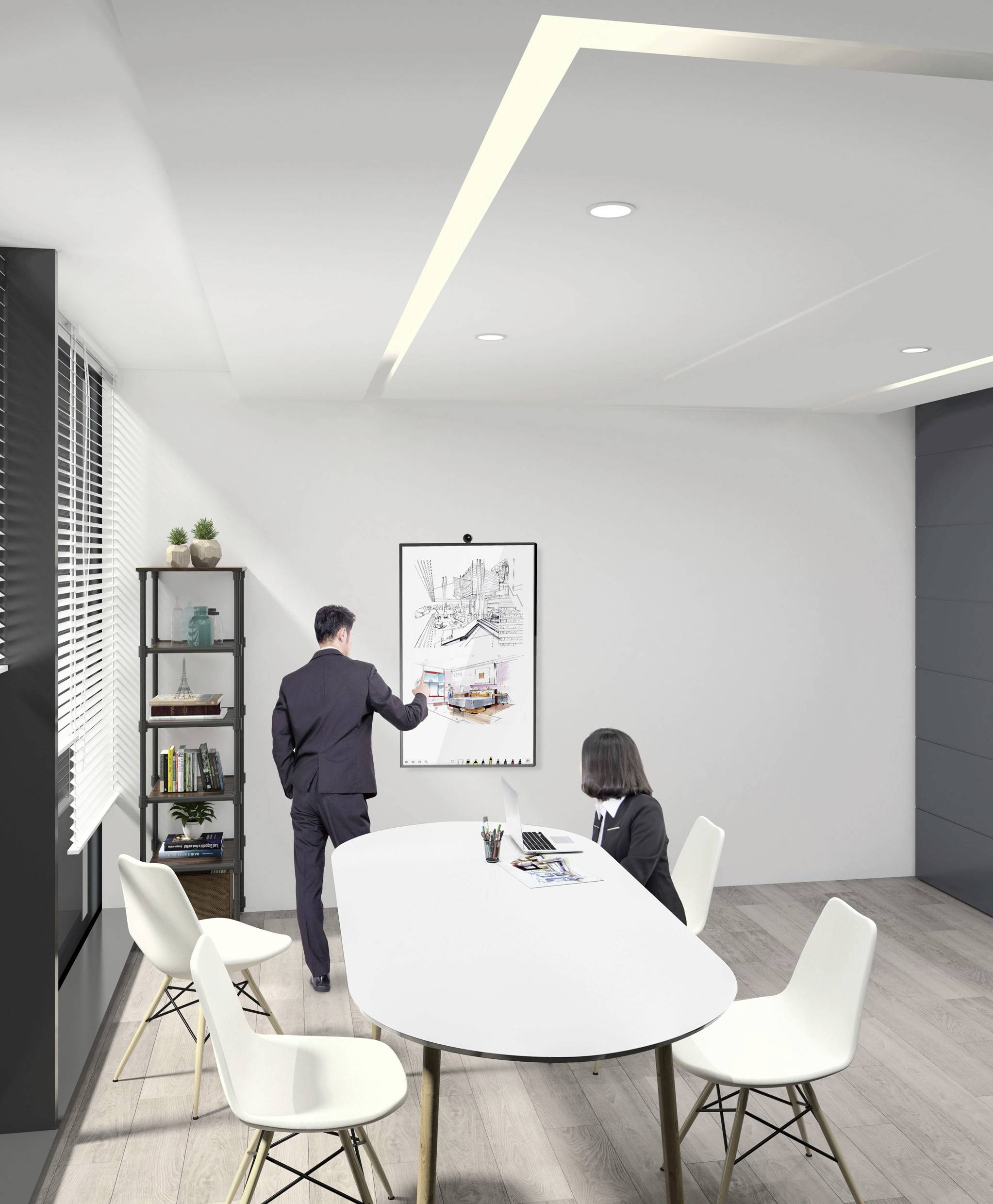 Ein Mann und eine Frau in einem modernen Büro. Der Mann zeigt auf ein Plakat an der Wand. Der Tisch ist mit Stühlen umgeben.