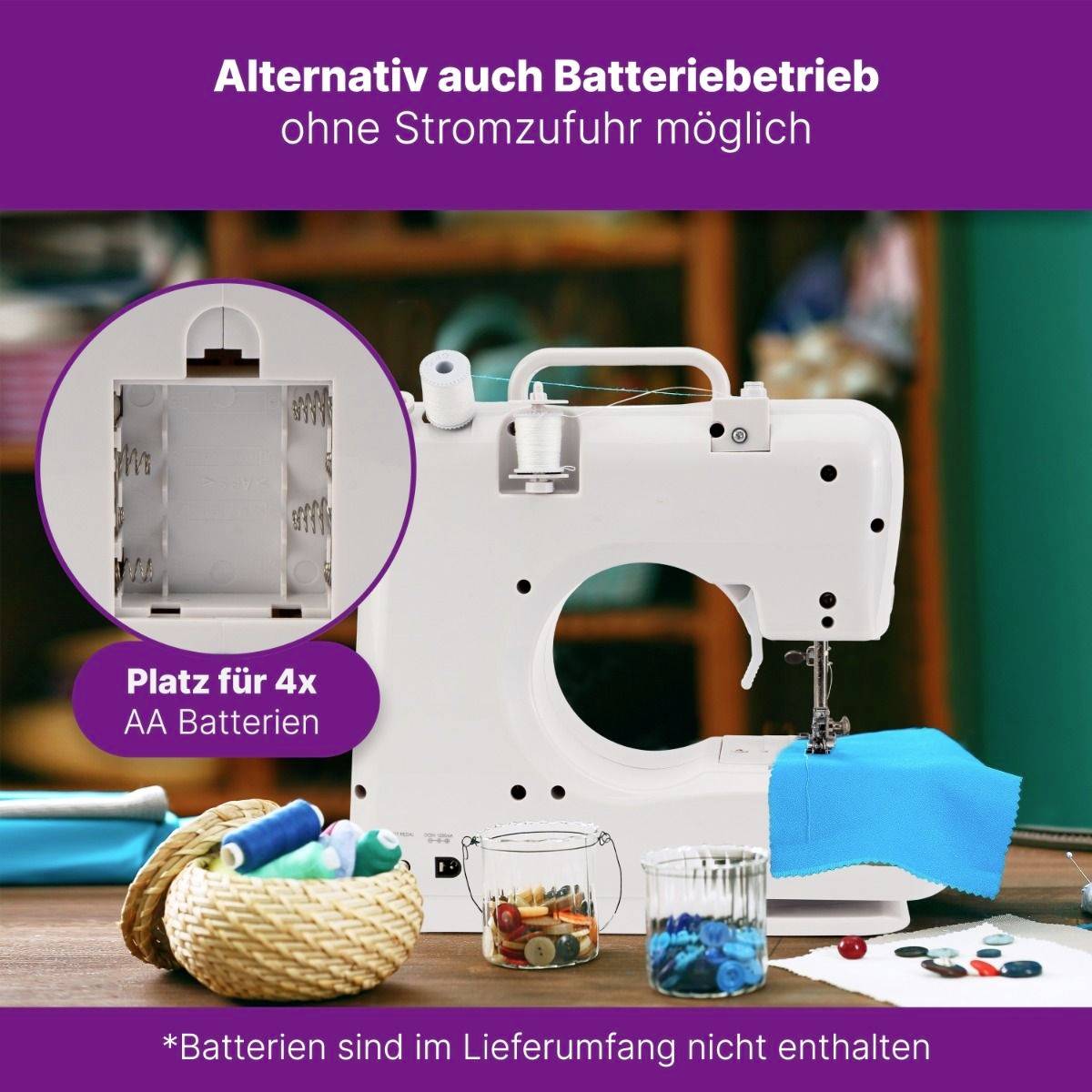 Nähmaschine auf Tisch mit Zubehör. Hinweis: Betrieb alternativ mit 4 AA-Batterien möglich. Batterien nicht im Lieferumfang.