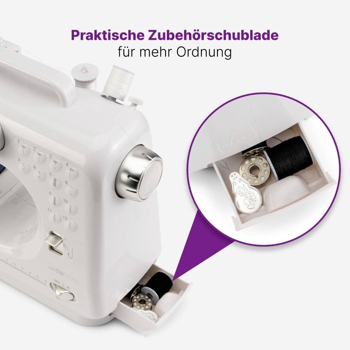 Eine weiße Nähmaschine mit hervorgehobenem Fach für Zubehör wie Spulen und Nähgarn. Text: 'Praktische Zubehörschublade für mehr Ordnung'.