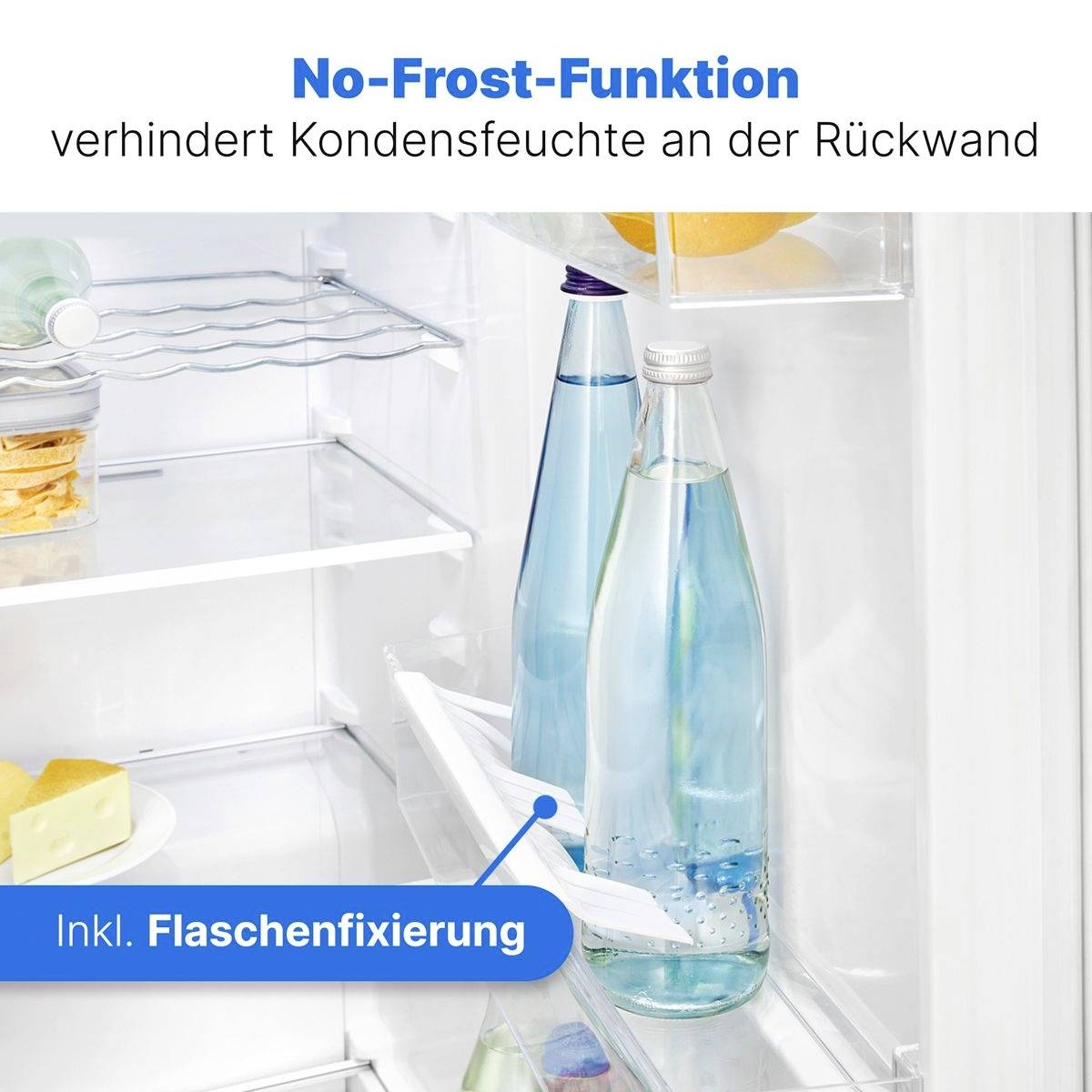 'Ein geöffneter Kühlschrank zeigt gefüllte Flaschen. Oben: No-Frost-Funktion verhindert Kondensfeuchte. Unten: Flaschenfixierung.'