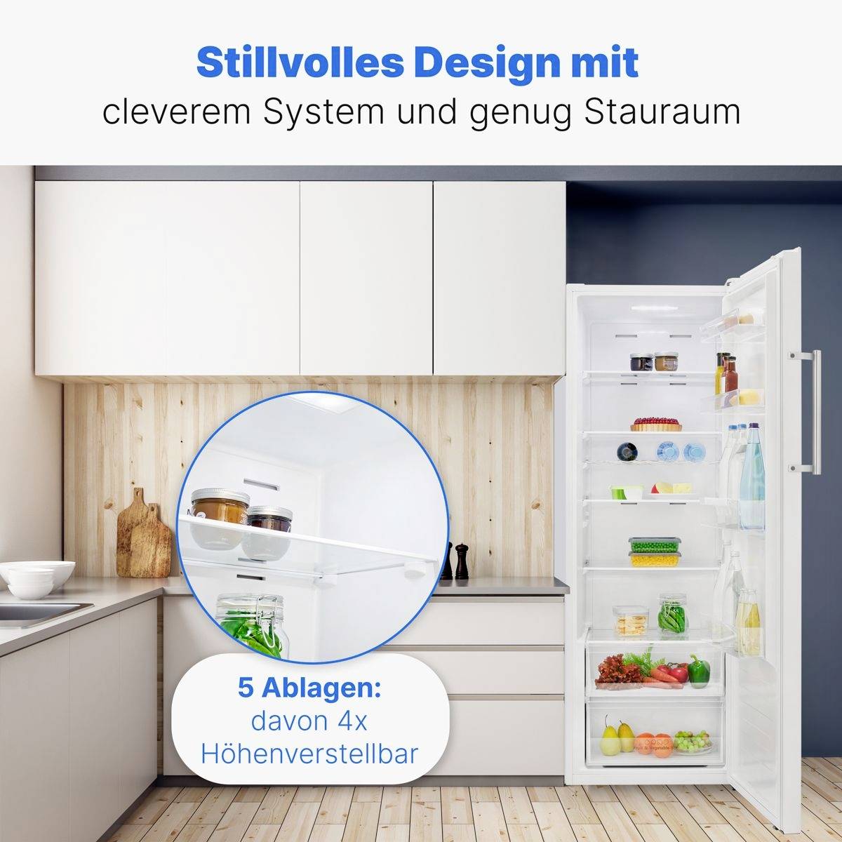 'Geöffneter Kühlschrank in einer modernen Küche. Fünf Ablagen, davon vier höhenverstellbar, bieten vielseitigen Stauraum.'