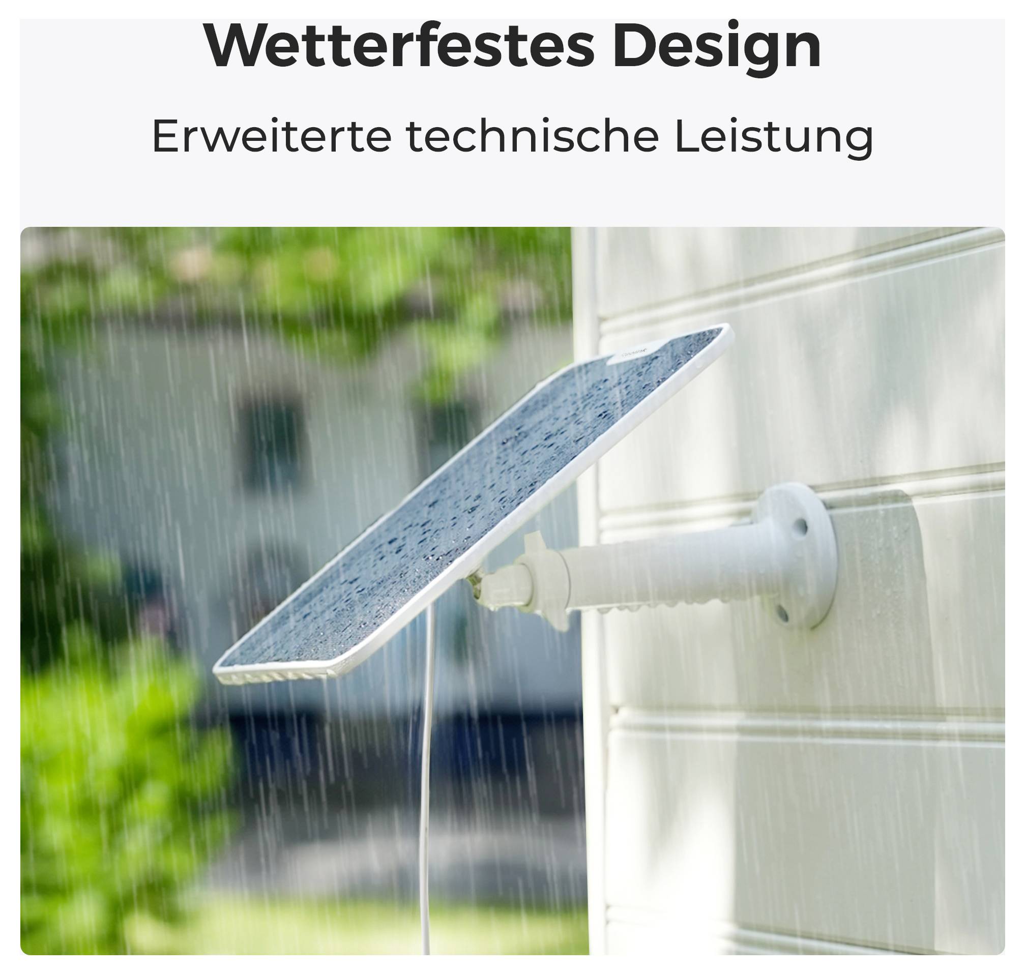 Ein Solarmodul, das an einer Wand unter starkem Regen montiert ist und seine wetterbeständige Konstruktion sowie fortschrittliche technische Leistungsfähigkeit unter Beweis stellt.
