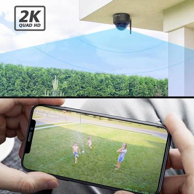 Überwachungskamera zeigt in 2K HD klare Ansicht einer Familie im Garten, gestreamt auf einem Smartphone.