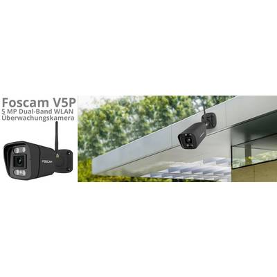 'Foscam V5P 5 MP Dual-Band WLAN Überwachungskamera' ist an einer Gebäudeecke montiert. Die Kamera ist schwarz und zeigt nach unten.