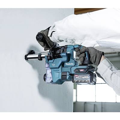 Eine Person in Arbeitskleidung benutzt einen Bohrhammer von Makita an einer Wand. Der Bohrer ist mit einem Staubsaugeraufsatz ausgestattet.