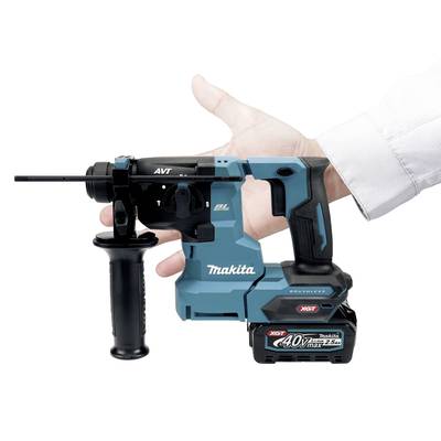 Eine blaue Makita-Bohrmaschine mit schwarzem Griff wird in einer Hand gehalten. Sie hat einen 40V Akku und ist kompakt gebaut.