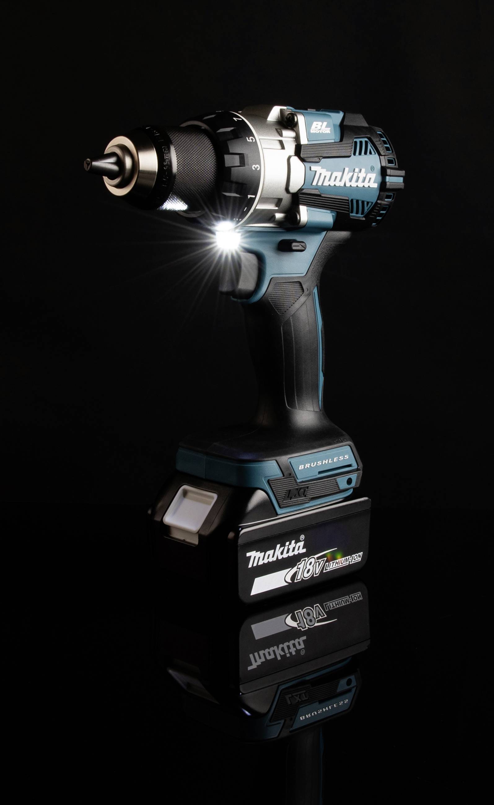 Ein Akku-Bohrschrauber auf schwarzem Hintergrund. Es handelt sich um ein blau-schwarzes Modell mit einer LED-Leuchte vorne.