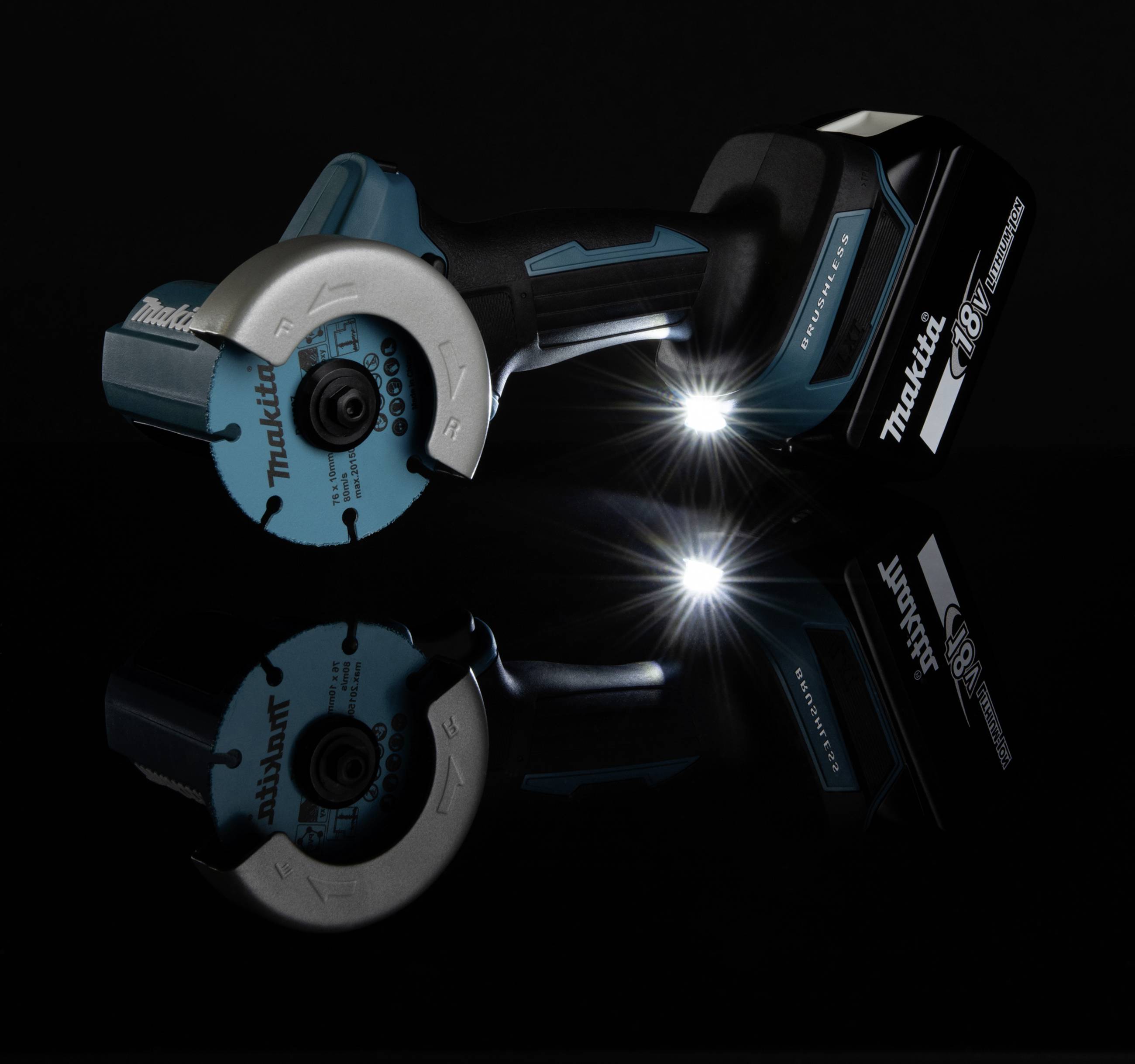 Eine blaue und schwarze Akkuschleifmaschine auf schwarzem Hintergrund mit leuchtender LED-Anzeige, Marke 'Makita' sichtbar.