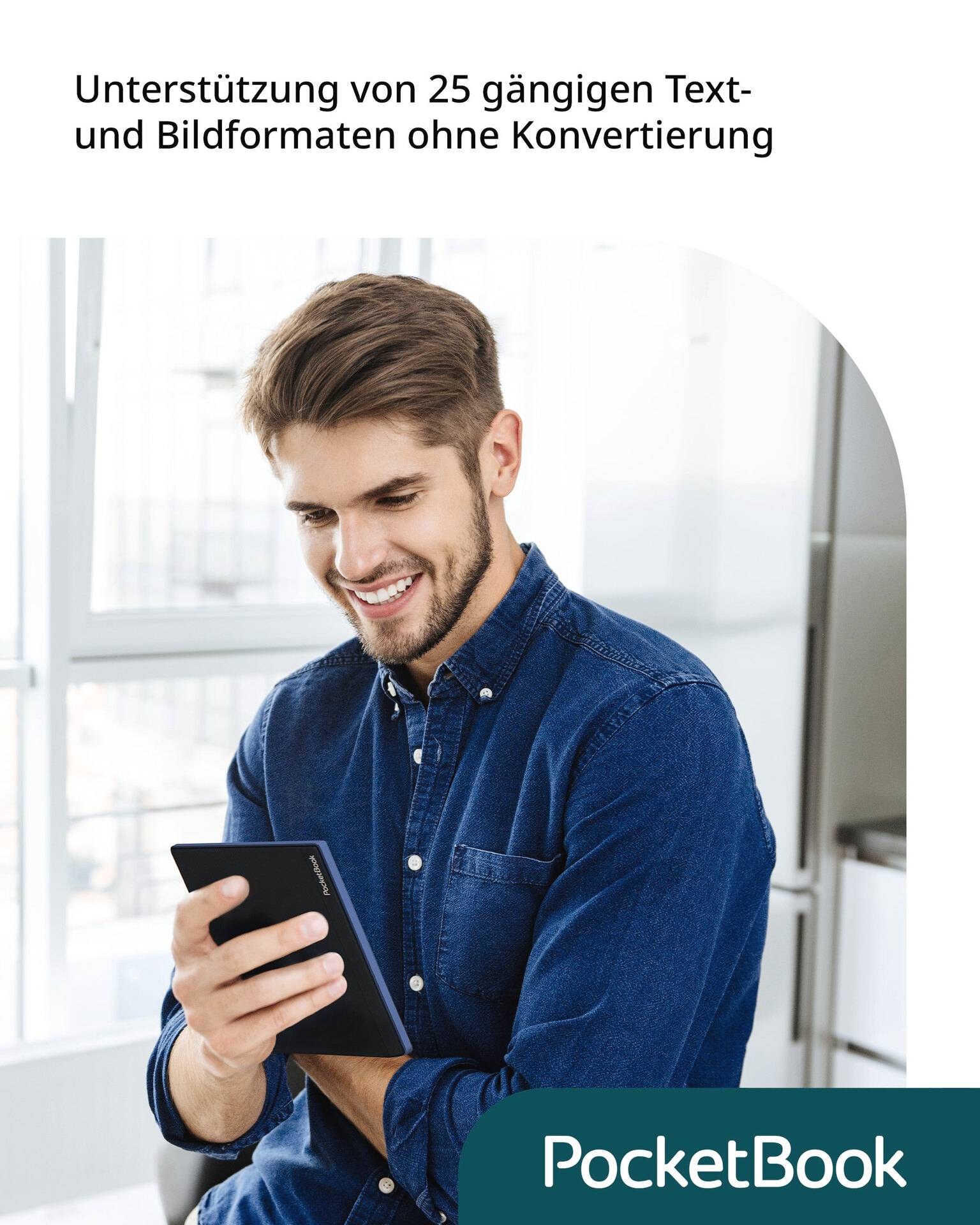 Ein Mann sitzt lächelnd und hält ein Lesegerät in der Hand. Text oben: 'Unterstützung von 25 gängigen Text- und Bildformaten ohne Konvertierung'. PocketBook-Logo unten rechts.