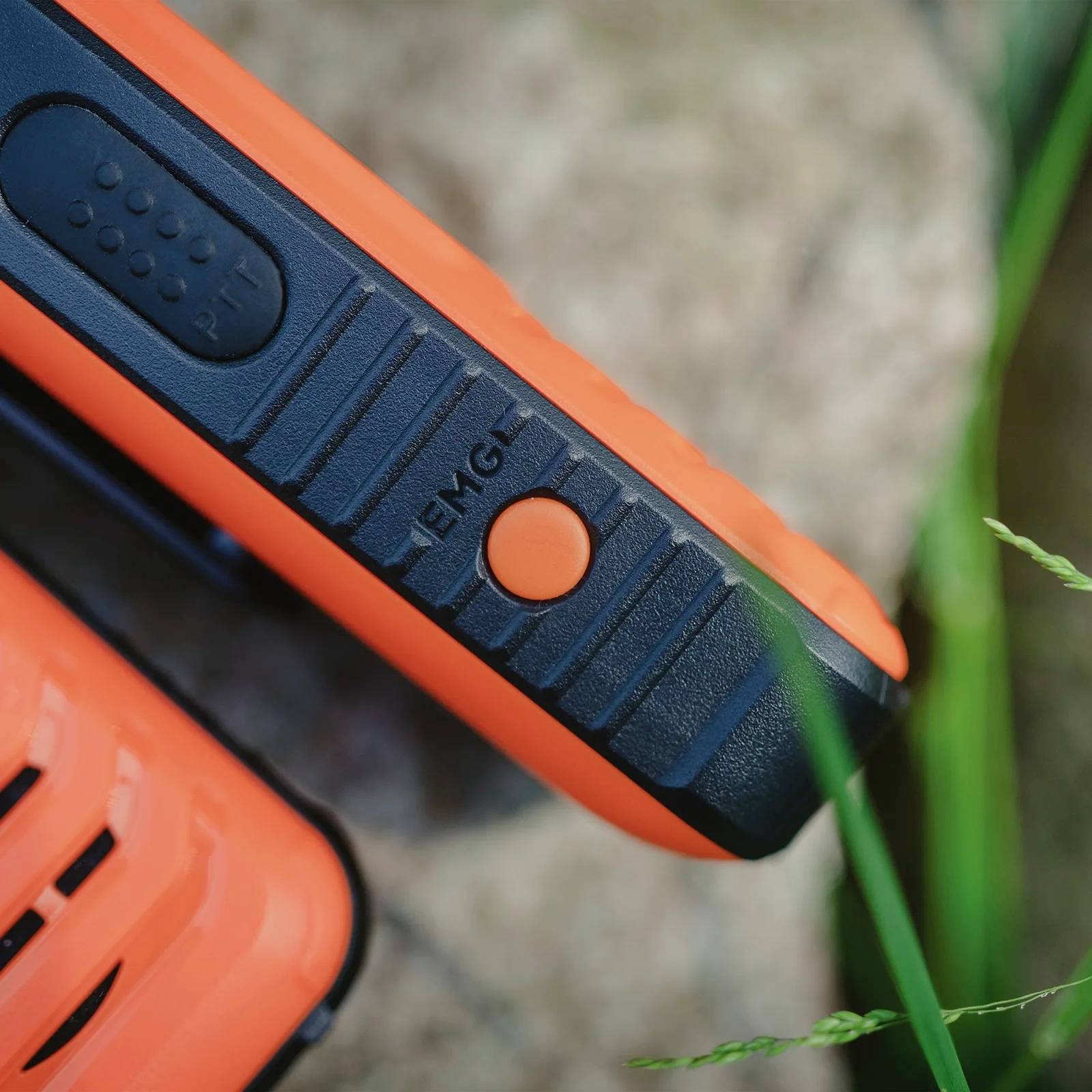 Nahaufnahme eines orangefarbenen und schwarzen GPS-Geräts, das mit robustem Design für den Outdoor-Gebrauch geeignet ist.