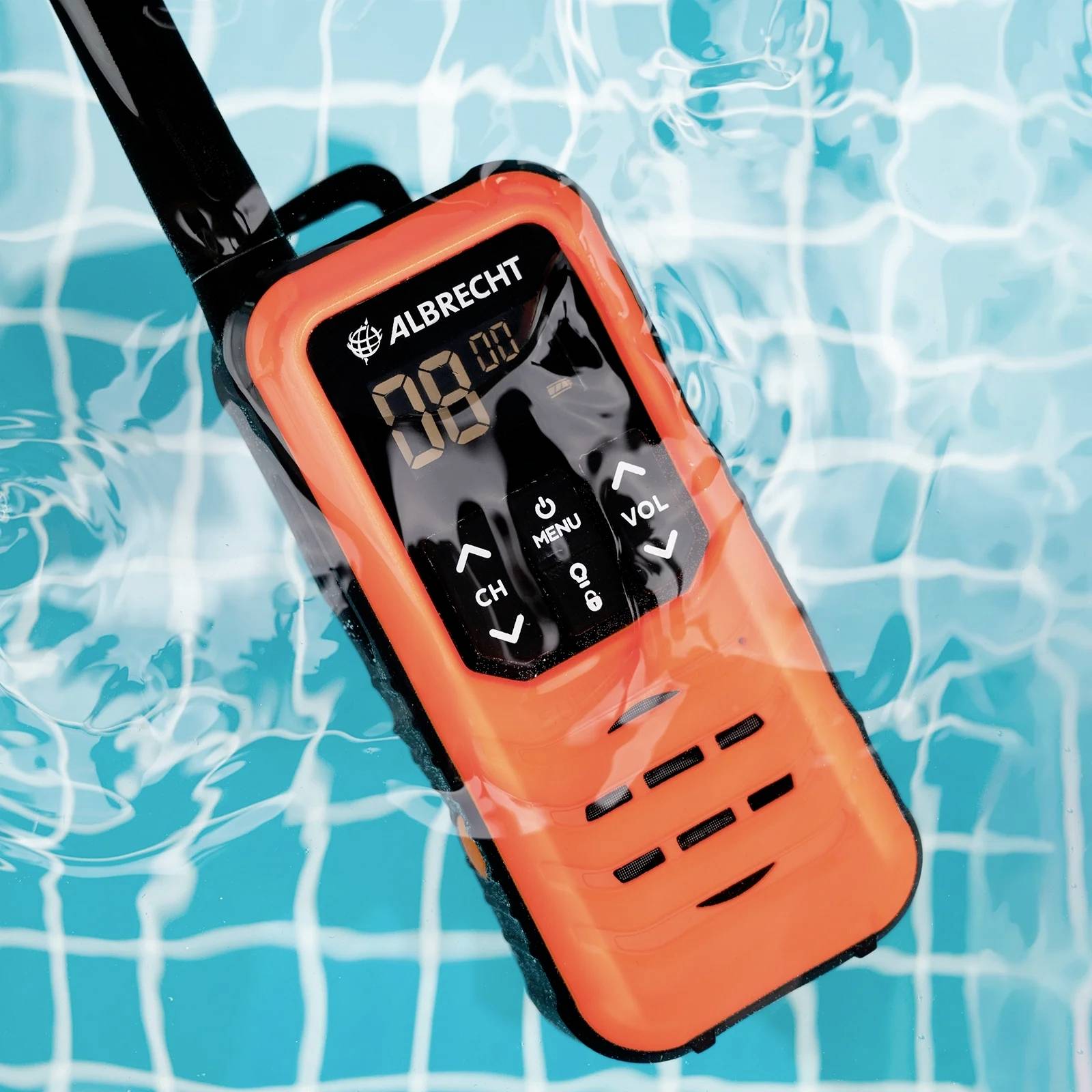 Ein orangener Funkgerät liegt im Wasser. Es ist eingeschaltet und zeigt die Nummer '16'. Das Gerät ist wasserdicht.