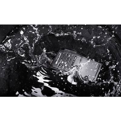 Ein Funkgerät fällt ins Wasser, wobei Wasser spritzt. Das Funkgerät ist dunkel und mittelgroß, und es scheint wasserdicht zu sein.