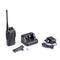 Walkie-Talkie-Satz mit einem Funkgerät, einer Ladestation, einem Gürtelclip, Schrauben und einem Netzteil auf weißem Hintergrund.