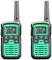 Zwei grüne Walkie-Talkies mit Display und Tasten für Anruf, Menü, Monitor und Scan. Ideal für Kommunikation über kurze Distanzen.