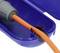 Ein orangefarbenes Kabel wird in eine blaue Schutzbox geführt. Die Box schützt Kabelverbindungen vor Witterungseinflüssen.