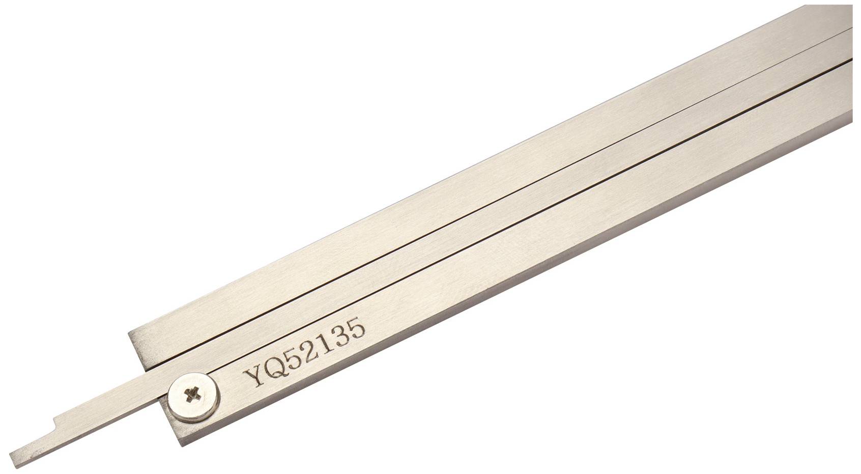 Ein silberfarbenes Metalllineal mit eingravierter Seriennummer 'YQ52135' und einer Schraube an einem Ende.
