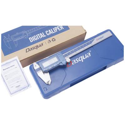 Digitaler Messschieber von Dasqua auf blauem Etui, Kartonverpackung im Hintergrund und Garantieschein daneben.