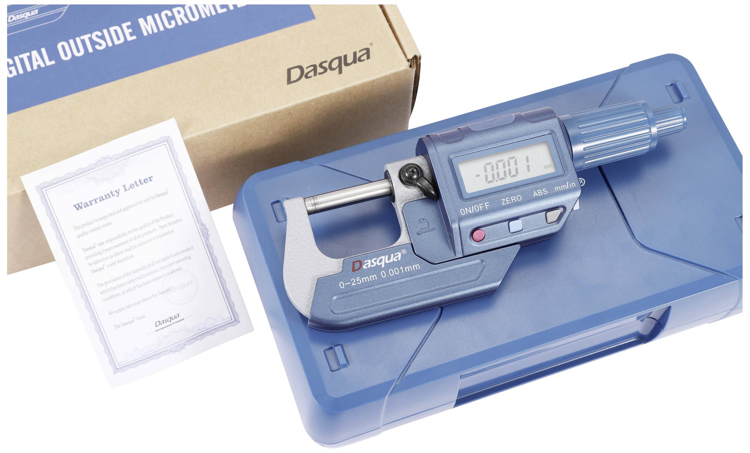 Digitales Außenmikrometer in blauem Etui, zeigt '0.001 mm' auf der Anzeige. Daneben ein Garantieschein und eine Verpackung.