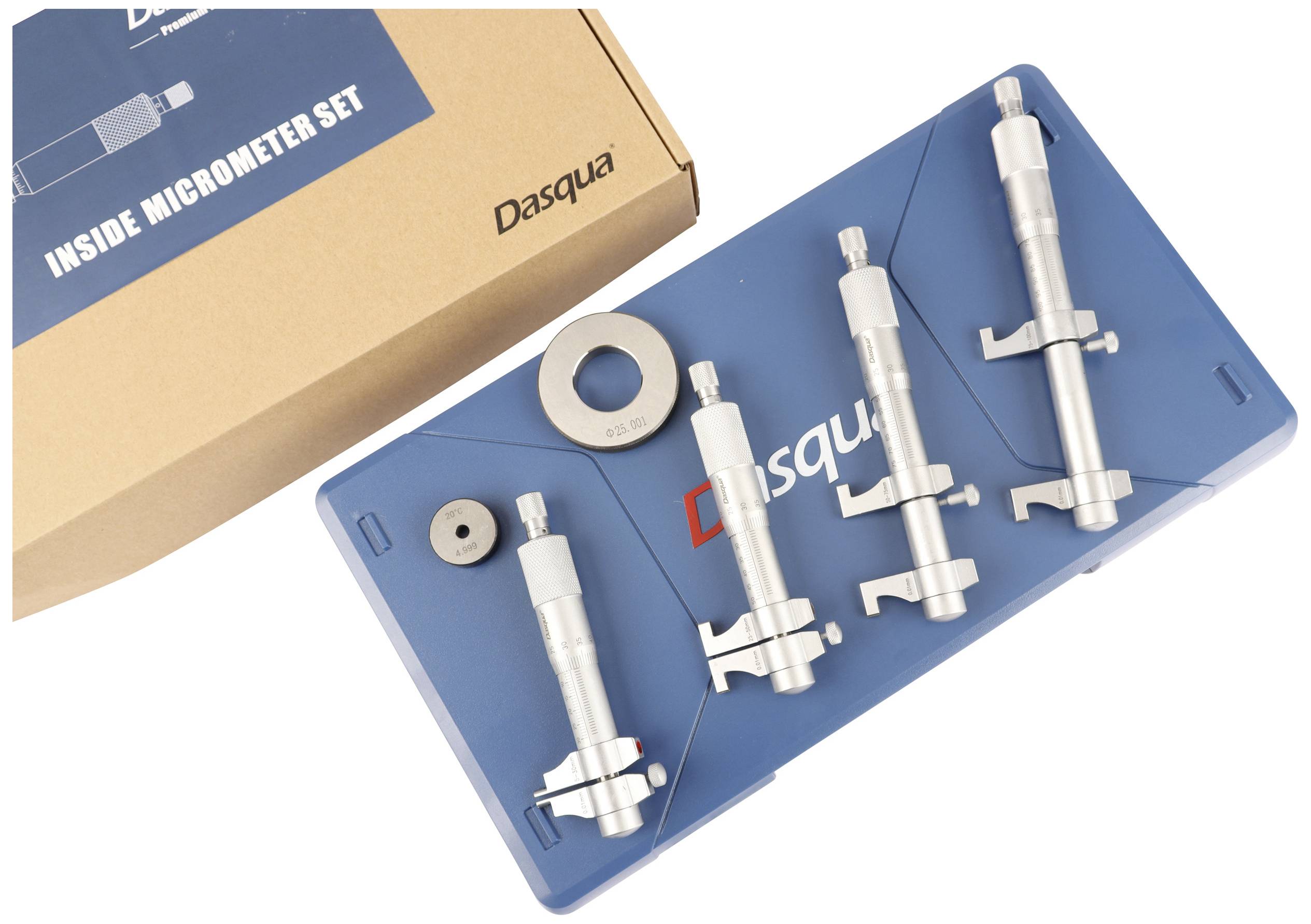 Satz von Innenmikrometern auf blauem Tablett. Vier Mikrometermessgeräte und Zubehör sind ordentlich angeordnet. Verpackung links oben im Bild.