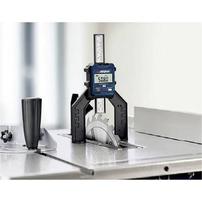 Ein elektronischer Messschieber misst die Höhe eines Sägeblatts auf einem Tisch. Anzeige zeigt '50.80'.