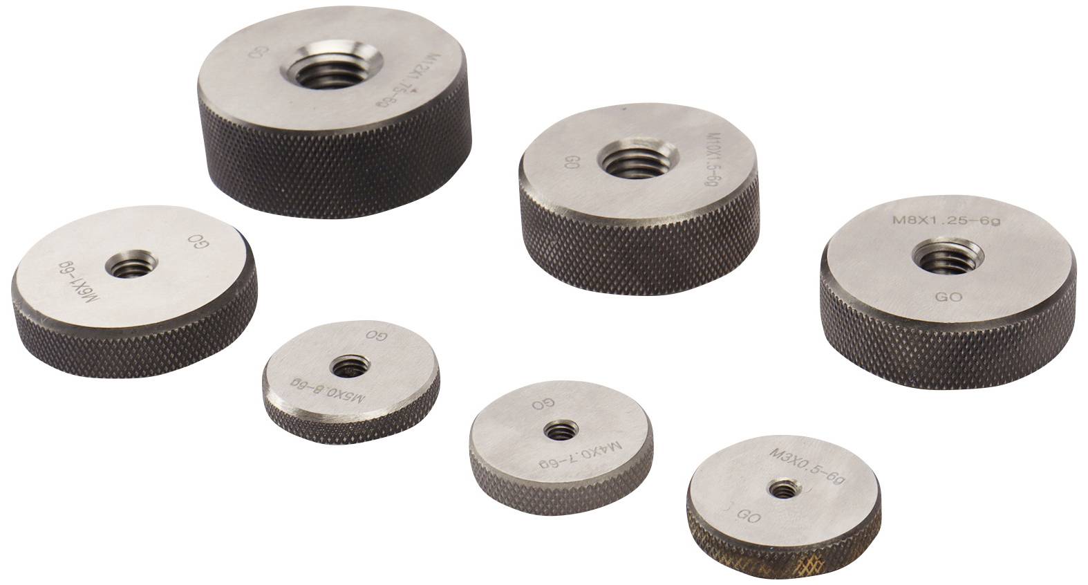 Mehrere runde Prüfgewinde aus Metall in verschiedenen Größen, genutzt zur Überprüfung von Gewindemaßen in technischen Anwendungen.