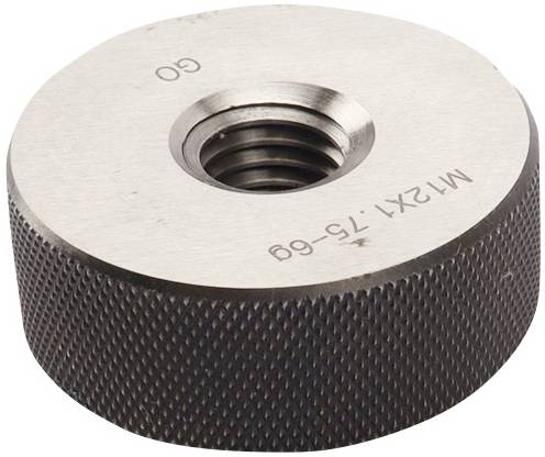 Rundes Metallobjekt mit Schraubgewinde in der Mitte, graviert mit der Aufschrift 'M12x1 75-GO'. Es ist eine Prüflehre zur Gewindekontrolle.