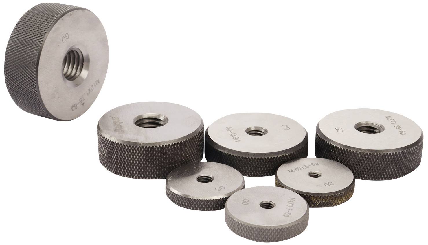 Runde, metallische Prüfgewinde in verschiedenen Größen, auf weißem Hintergrund angeordnet. Hauptsächlich für industrielle Anwendungen verwendet.