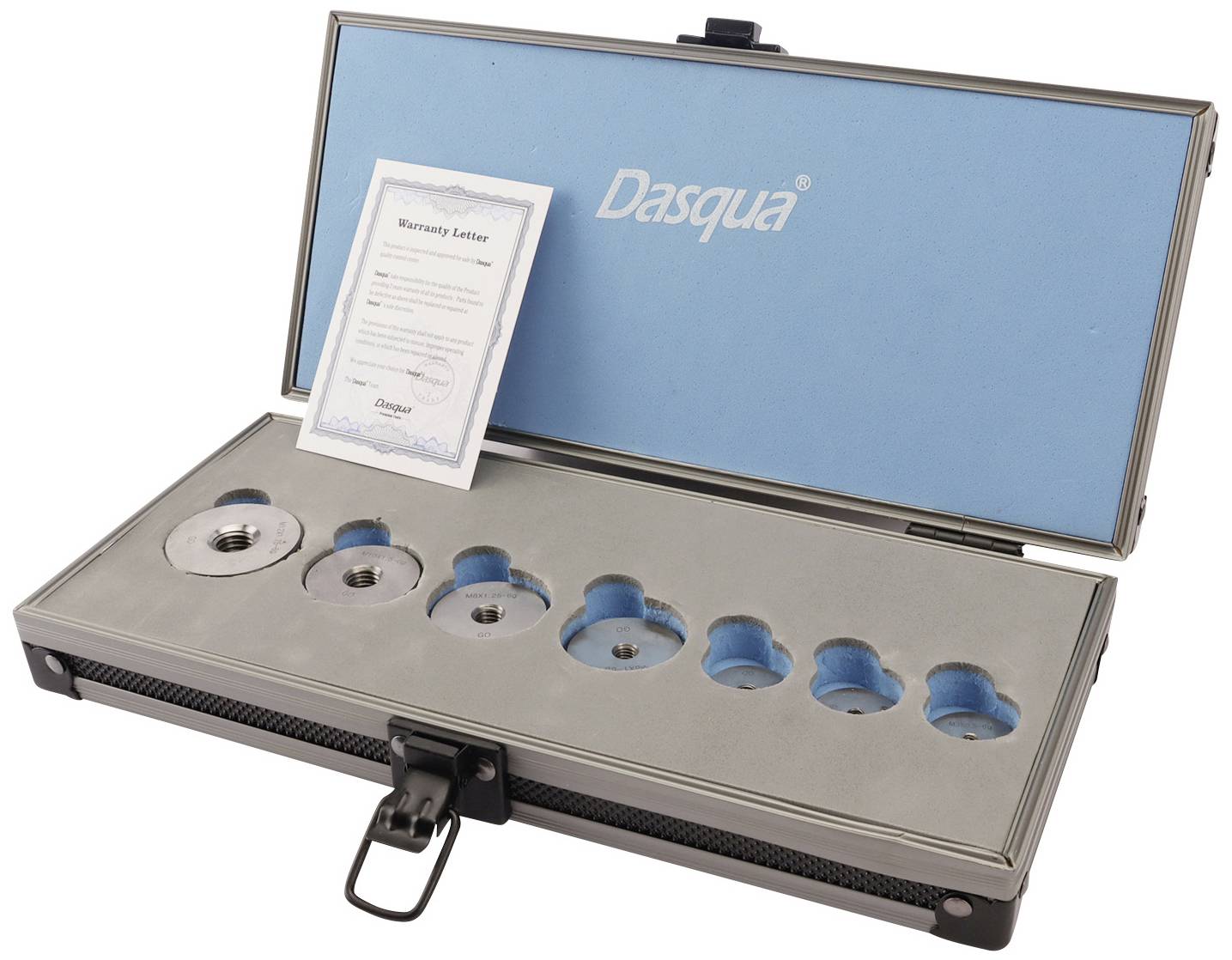 Ein offener Koffer mit blauer Innenauskleidung enthält Präzisionsgewichte. Ein Zertifikat mit der Aufschrift 'Warranty Letter' liegt innen.