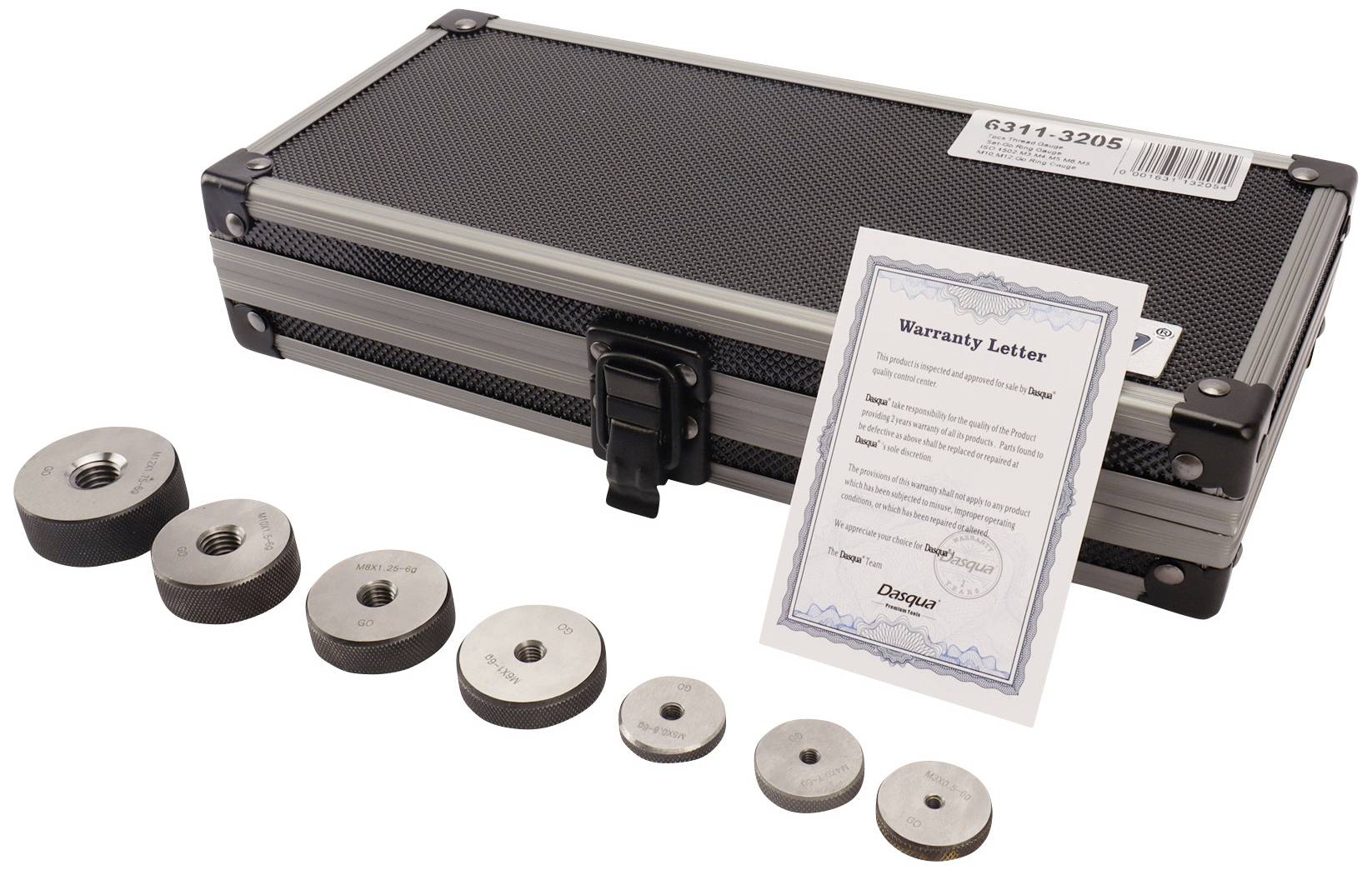 Ein silberner Koffer mit einer Garantiebescheinigung daneben. Aufgereiht davor sind Metallringe verschiedener Größen.