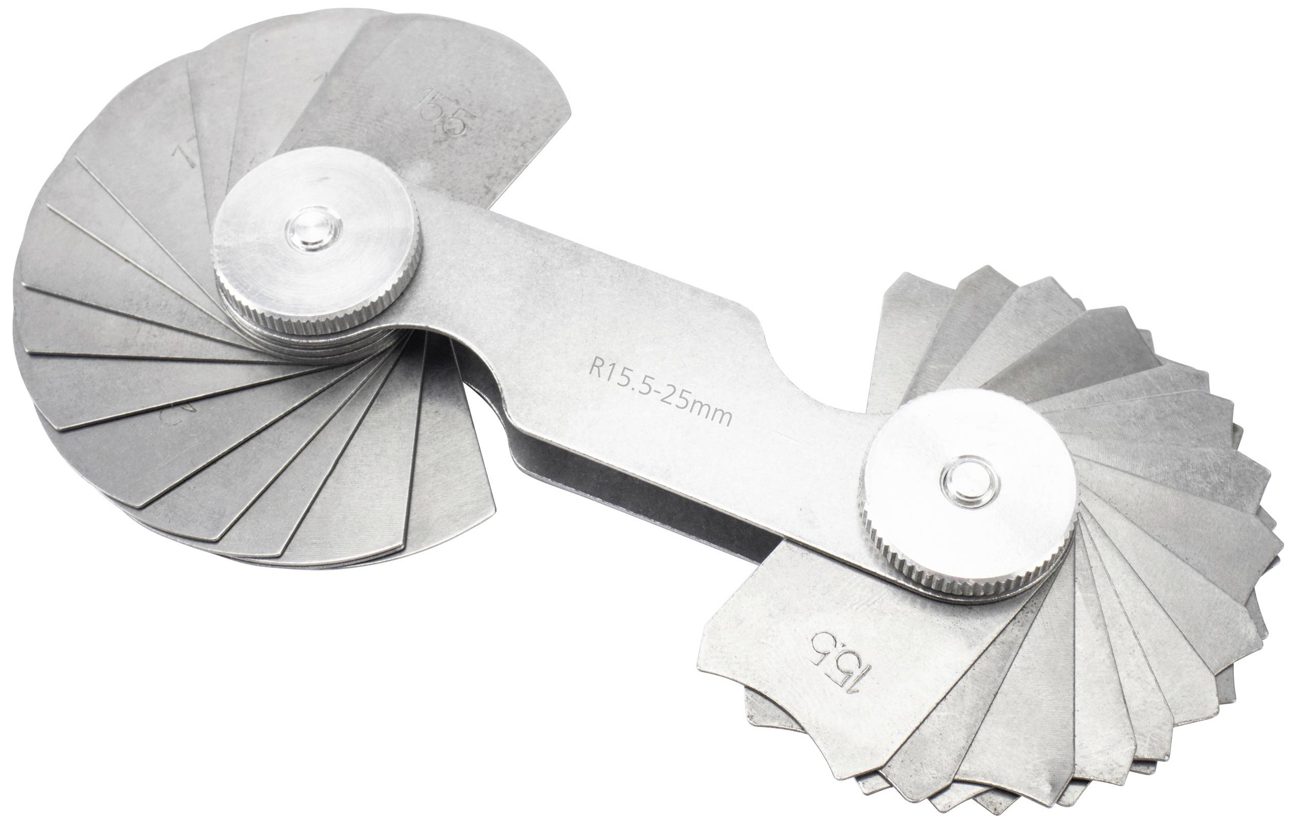 Ein silbernes Metallwerkzeug mit Fächer von Blättern, das zum Messen kleiner Abstände oder Gewindegrößen von 15,5 bis 25 mm dient.