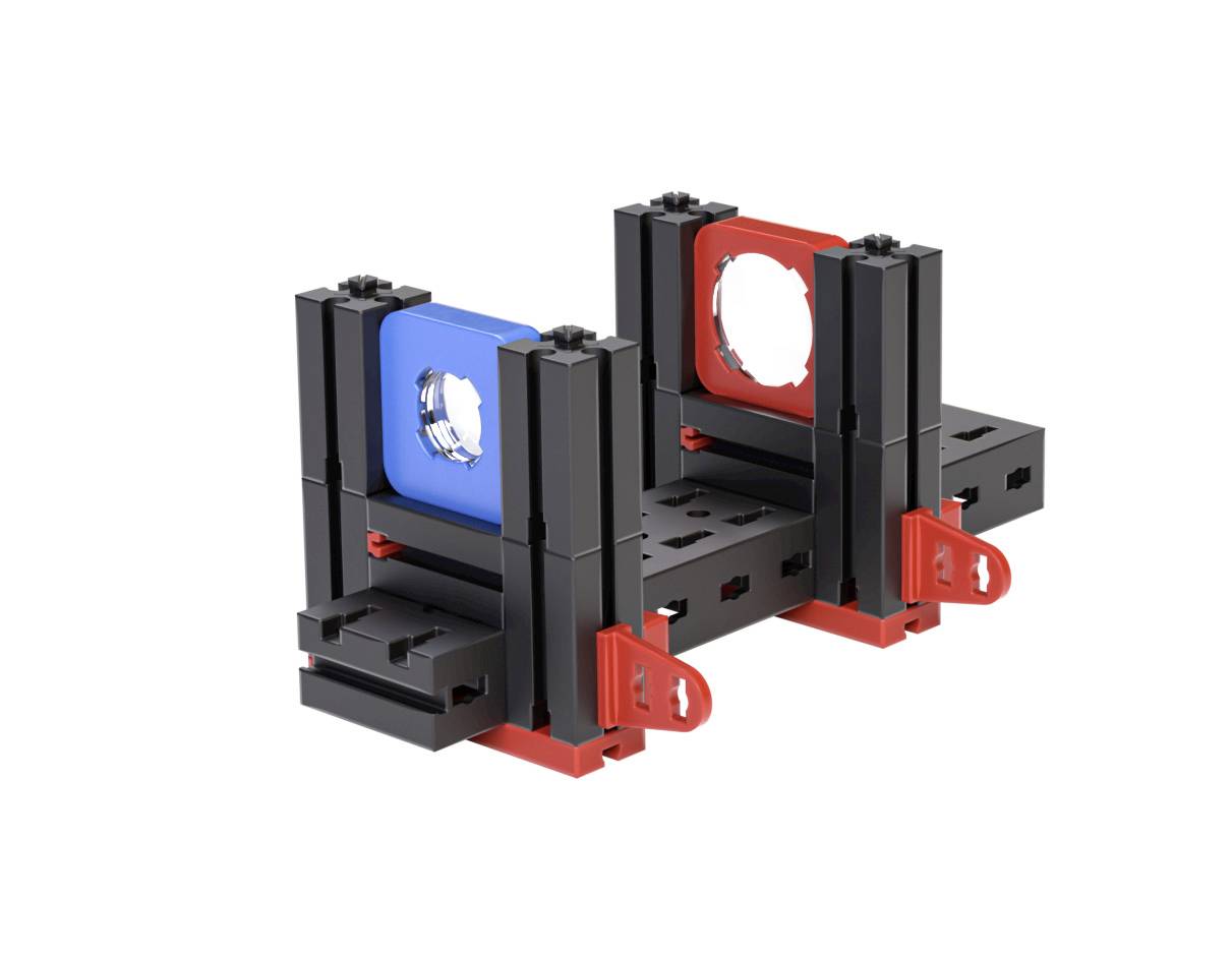 Zwei schwarze Kunststoffkomponenten mit blauen und roten Details, die als Halterungen oder Befestigungen dienen könnten, auf weißem Hintergrund.