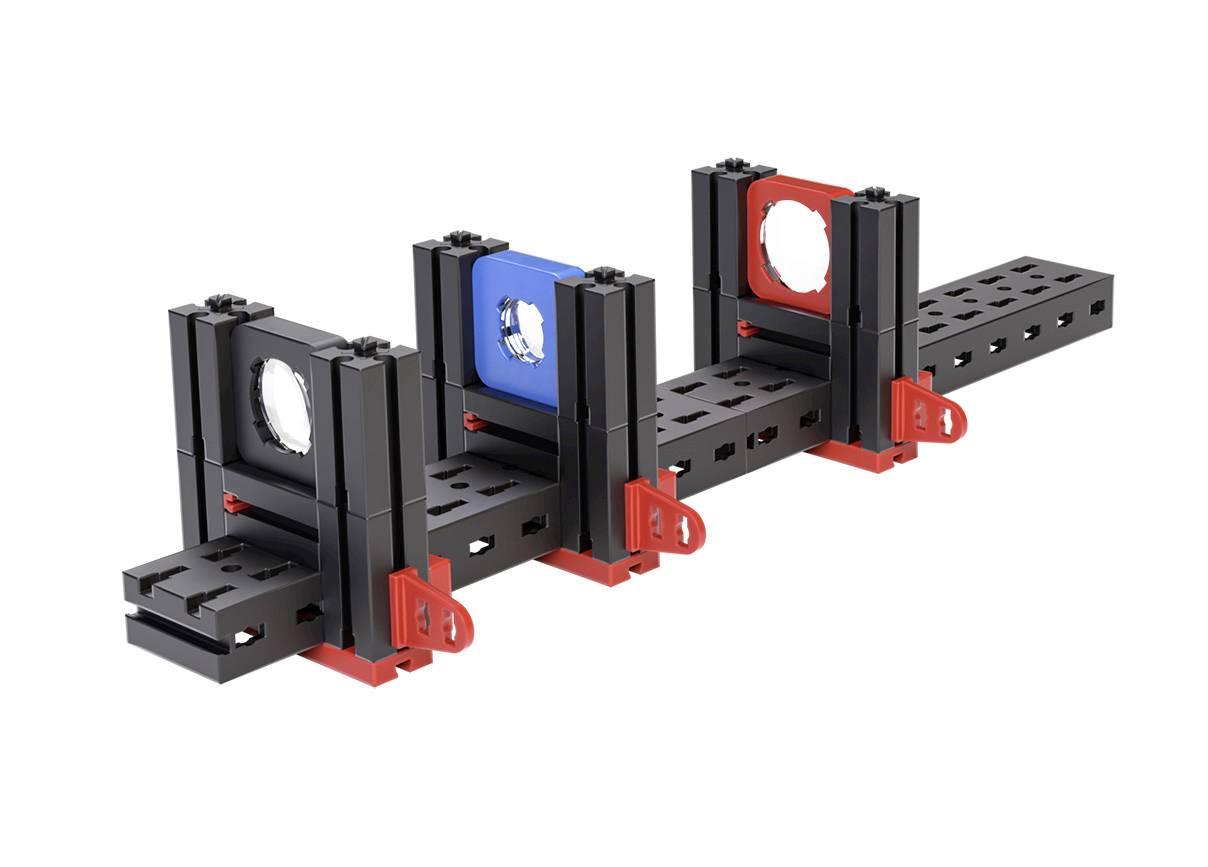 Ein optisches System mit mehreren schwarzen Halterungen, roten Befestigungen und einer blauen Komponente auf einer Schiene.