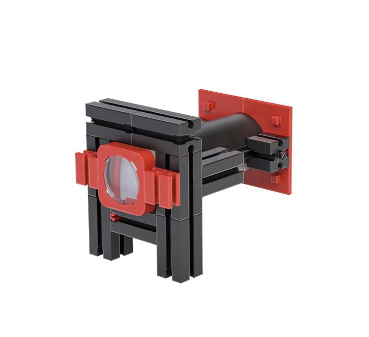 Schwarzes und rotes rechteckiges 3D-Objekt mit Linsenstruktur in der Mitte, wirkt wie ein Modell eines optischen Geräts.