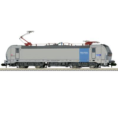 Elektrische Lokomotive mit Railpool-Logo auf einer Schiene, grau lackiert mit blauen Akzenten, Ansicht von der Seite.