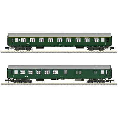 Zwei grüne Personenwagen auf Eisenbahngleisen, mit grauem Dach und Fenstern. Modell im Maßstab mit detaillierten Rädern und Beschriftung.