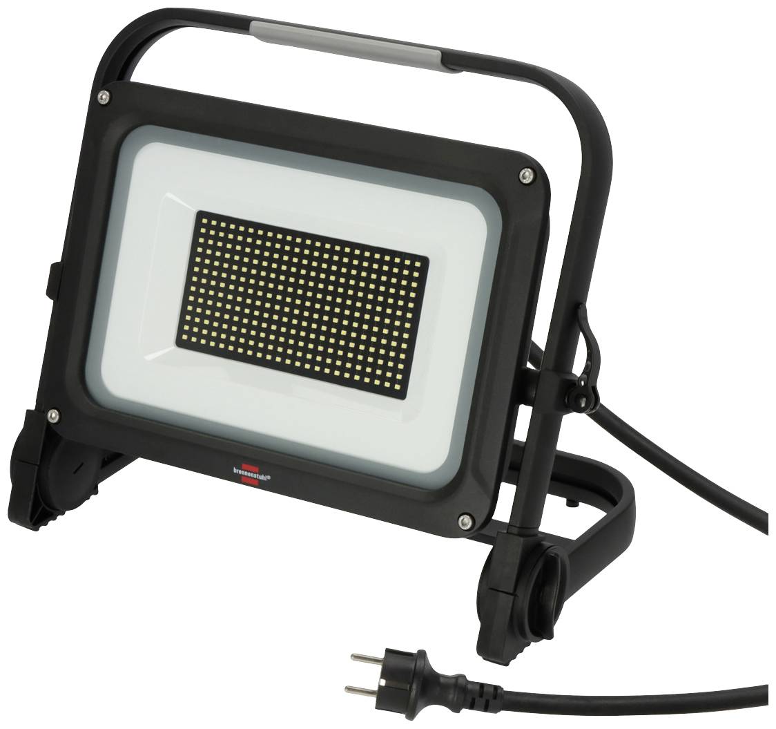 Ein schwarzer LED-Flutlichtstrahler mit Kabel und Stecker. Der Strahler steht auf einem verstellbaren Ständer.