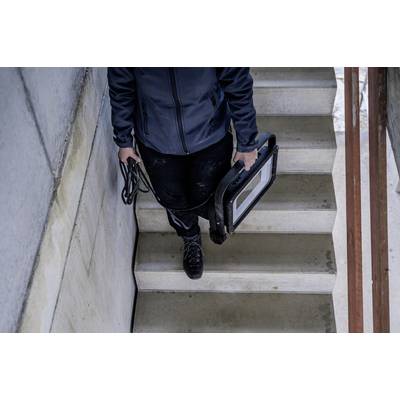 Person trägt einen Laptop die Treppe hinunter.